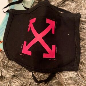NWT Off-White Black Face Mask with Pink Arrows